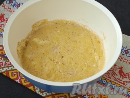 Опару для александрийского кулича нужно готовить заранее, так как ей нужно выстояться 10-12 часов. Я это сделала с вечера. В тёплое топлёное молоко нужно добавить сахар и раскрошить дрожжи, взбить в мисочке яйца при помощи венчика и также добавить их в молочную смесь. Туда же добавить мягкое сливочное масло кусочками. Смесь немного перемешать лопаткой, накрыть и убрать в тёплое место. Утром опара готова.
