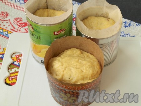 Спустя это время распределить тесто по формам, заполняя их на 2/3 объёма. Из данного количества у меня вышло 8 небольших куличей. Дать тесту подняться в формах до самого верха.
