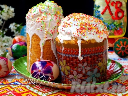 Украсить куличи глазурью и кондитерской посыпкой. Очень вкусные александрийские куличи, замешанные на топленом молоке, готовы.