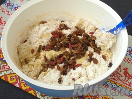 Слегка перемешать тесто, добавить в него запаренный заранее изюм, а также ягоды годжи. Можно добавить цукаты.
