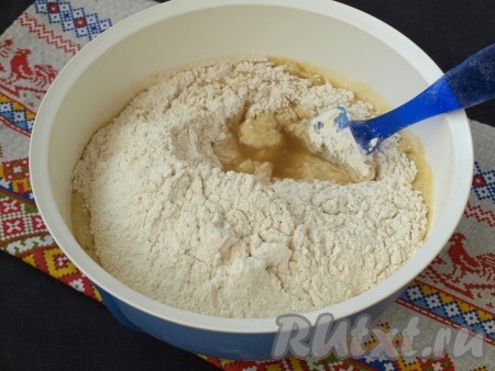 Добавить в опару желтки, соль, просеять всю муку. Добавить ванилин и коньяк.
