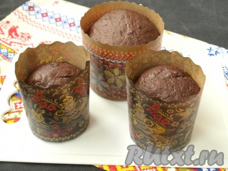 Распределить тесто по формам, заполняя на 2/3 объёма. Сейчас продают много различных форм - с рисунками и орнаментами, можно воспользоваться ими. Оставить тесто в формах ещё на 1 час для подъёма.