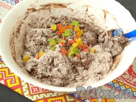 В тесто добавить цукаты (или изюм, предварительно залитый на 5 минут кипятком, а затем обсушенный на полотенце), перемешать.