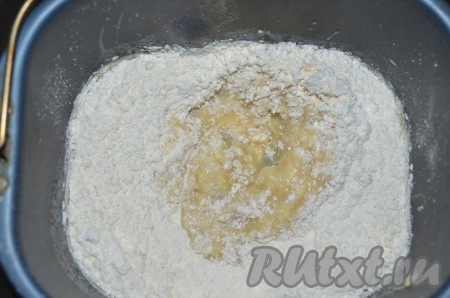 После включения режима замешивания начать подсыпать муку, не всю сразу, грамм по 200.&nbsp;

