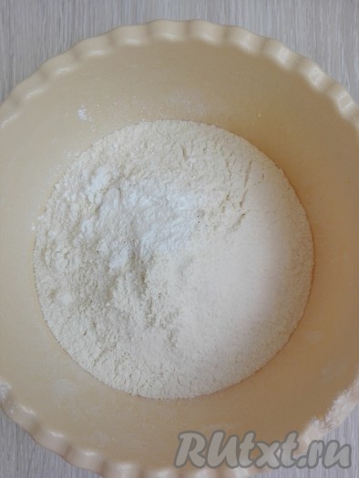 В отдельную чашку просеять муку, разрыхлитель, соль.