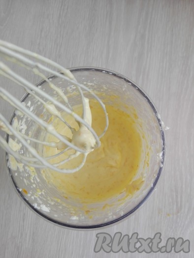 В смесь масла, сахара и яиц добавить творог, цедру и сок апельсина, ванильный сахар и ещё раз взбить.