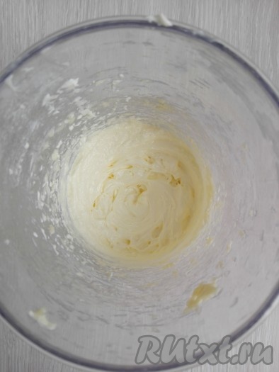 Добавить яйцо и еще раз взбить до воздушной светлой массы.