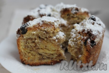 Готовые куличи остудить. Посыпать сахарной пудрой или украсить глазурью.