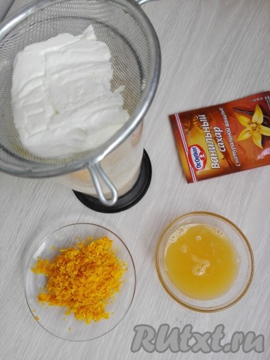 Творог протереть через сито.