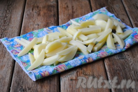 Затем воду слить, а картофель выложить на полотенце, чтобы он высох, иначе во время жарки вода попадёт в масло и будут брызги во все стороны.
