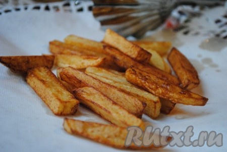 Жарить на среднем огне (примерно, от 3 до 6 минут) до золотистого цвета. Готовую картошку фри выложить на бумажное полотенце, чтобы убрать излишки масла. Посолить по вкусу.&nbsp;
