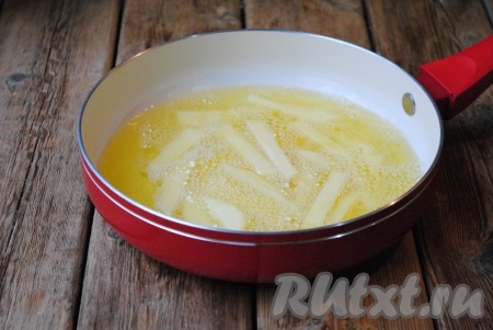 Масло налить в сковороду и хорошо разогреть. Масло должно полностью покрыть дно сковороды и заполнить её на высоту 2-2,5 см. Выложить картошку на сковороду. Картофель фри нужно жарить порциями, он должен лежать на сковороде в один слой, не накладываясь друг на друга.&nbsp;
