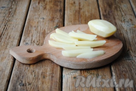 Нарезать картофель на продолговатые брусочки. 