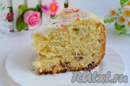 Мы разрезали необычайно вкусный пасхальный кулич, приготовленный в мультиварке, сразу после остывания, поэтому в разрезе видно, что он немного крошится и структура у него еще рыхлая. Но, несмотря на это, кулич получился замечательным - очень ароматным и вкусным!
