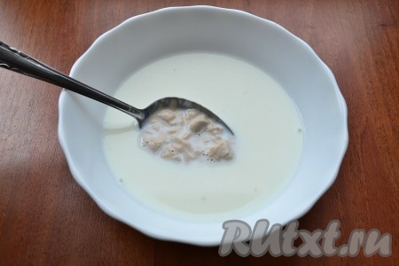 В теплом молоке растворить 1 столовую ложку сахара и свежие дрожжи (или всыпать сухие). Накрыть посуду со смесью пленкой и оставить в теплом месте на 15 минут.
