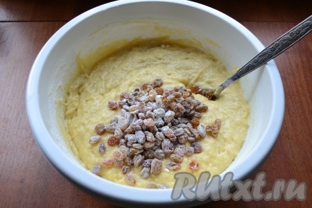 Тесто получится по консистенции чуть гуще, чем на оладьи. В тесто добавить изюм, перемешанный с небольшим количеством муки.