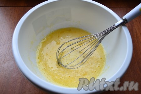 Взбить яйца с сахаром немного венчиком.