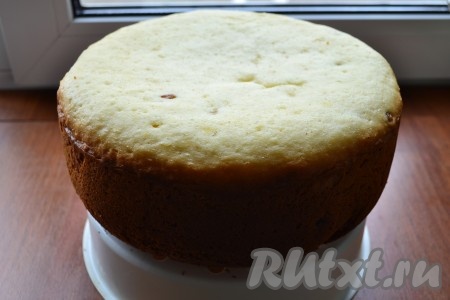 Кулич вынуть из чаши и остудить на решетке.