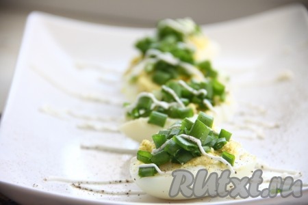 Фаршированные яйца с горчицей и зеленым луком