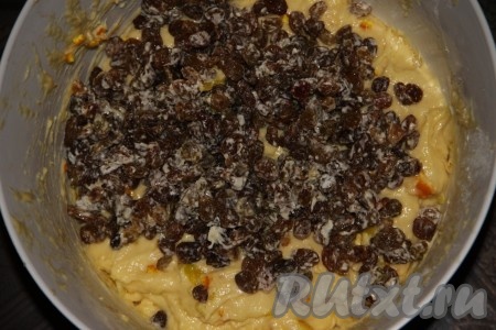Следом за цукатами добавляем вымоченный в течение часа изюм. Изюм можете заранее вымочить в кипятке или в алкоголе, а перед добавлением в тесто отжать от лишней жидкости.
