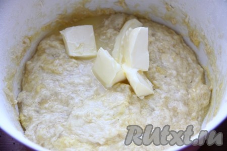 Когда тесто начнет отставать от стенок посуды, добавляем сахар и масло комнатной температуры. Продолжаем тесто вымешивать, пока оно не станет гладким.
