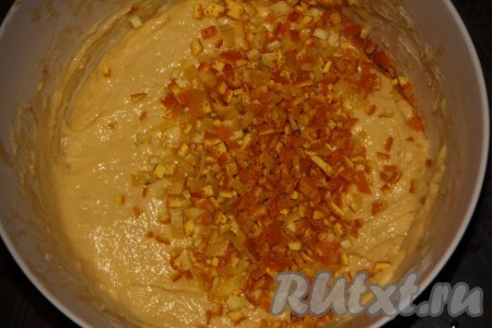 Добавляем к тесту муку, соль и мед, хорошенько вмешиваем. Затем добавляем сахар, по одному желтку, ароматизаторы и растопленное (не горячее) сливочное масло. Вымешиваем тесто около часа. Тесто изначально слегка липнущее к рукам, но после тщательного замеса, оно становится пластичным, как вытяжное тесто для штруделя.