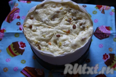 Полученное тесто отправляем в выключенную духовку вместе с миской, в которую нужно налить кипяток. В закрытой духовке необходимо создать пар и оставить там форму с тестом еще на 8 часов. Миску с водой менять не нужно, как и открывать духовку. Через 8 часов аккуратно достаём тесто. Я хотела &nbsp;поправить форму и допустила маленькую ошибку, немного упала шапочка у пирога. Вы не повторяйте моих ошибок и по возможности форму не трогайте. Тесто вынимаем из духовки и оставляем на 40 минут в форме на столе, чтобы поверхность обветрилась и образовалась корочка. Полученную корочку лезвием аккуратно разрезаем крест на крест.
