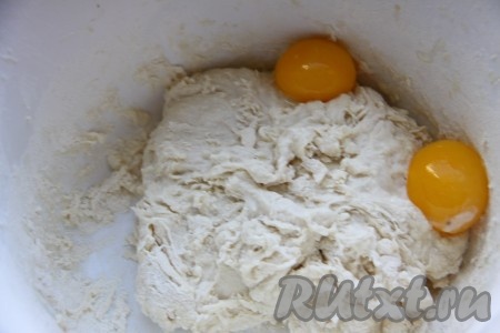 Начинаем первый замес. По истечении 8 часов смешиваем бигу с теплой водой до однородности. Добавляем постепенно муку и желтки. Замешиваем наше тесто.
