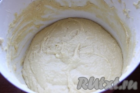 Накрываем тесто пленкой и отправляем в теплое место для подъема на 8 часов.
