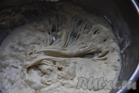 Первым делом приготовим бигу (или закваску) - это главный компонент для приготовления панеттоне. В теплой воде растворим дрожжи, добавим муку и замесим тесто. Тесто получается достаточно густое (не жидкое). Закрываем тесто пленкой и отправляем в теплое место для подъема на 8 часов.