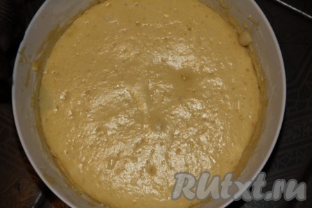 Начинаем второй замес. Наше тесто увеличилось в пару раз, уже настала ночь и мы продолжаем с ним работать.
