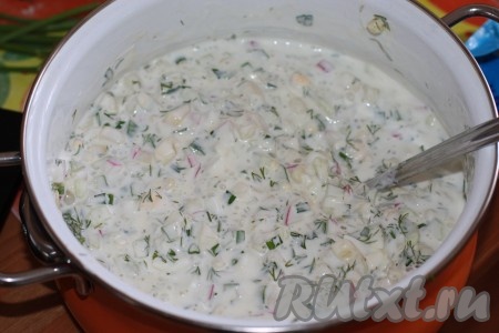 Добавить в окрошку кефир и еще раз перемещать.
