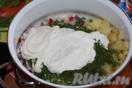 Добавить сметану и майонез.
