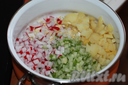 Картофель и яйца отварить до готовности. Картофель очистить от кожуры, яйца - от скорлупы. Огурец, редис и зелень вымыть. Картофель, яйца, огурец и редис нарезать мелкими кубиками.
