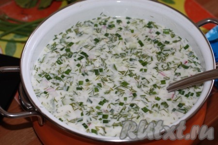 Помешивая, постепенно добавлять воду, тем самым регулируя густоту окрошки.
