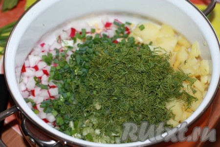 Лук и укроп мелко нарезать и добавить к нарезанным овощам и яйцам.
