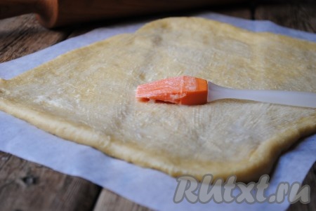 Пласт теста смазать размягчённым или растопленным сливочным маслом. 