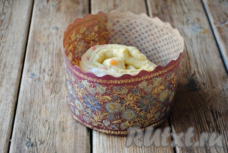 Выложить каждый кулич "Краффин" в форму для выпечки, накрыть полотенцем и оставить в тёплом месте на 30 минут. Тесто не должно заполнять форму больше, чем на половину, поэтому нужно выбирать форму подходящего размера.&nbsp;Я использовала специальные бумажные формочки, но также подойдут металлические или силиконовые формочки, смазанные маслом. Размер формочек зависит от Вашего желания (смотря какие куличи, Вы хотите получить в результате - маленькие или один большой).
