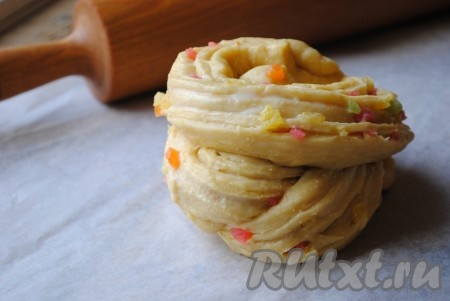 Затем нужно закрутить спиралью одну половинку рулета к его началу. А вторую половинку закрутить спиралью, поднимая и укладывая поверх первой. Аналогично сформировать и второй кулич "Краффин".