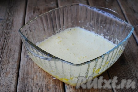 В отдельную миску вбить яйца и всыпать сахар. По желанию можно добавить ванильный сахар. Взбить яйца с сахаром миксером до светлой воздушной массы. Влить тёплое молоко и ещё раз перемешать.&nbsp;
