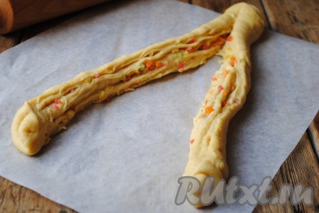 Положить рулет швом вниз и разрезать рулет вдоль пополам, только не дорезая до конца пару сантиметров.&nbsp;
