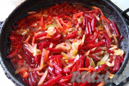 Залить все рассолом от соленых огурцов, накрыть крышкой и тушить около 30 минут на медленном огне.
