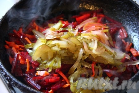 Затем добавить соленые огурцы, нарезанные соломкой.
