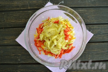 Консервированные кабачки выложить в дуршлаг, чтобы стекла лишняя жидкость, а затем нарезать соломкой и добавить в салат.