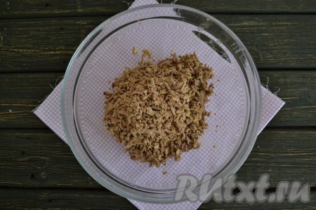 Печень остудить и натереть на средней или крупной терке.
