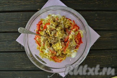 По необходимости добавить соль и перемешать.
