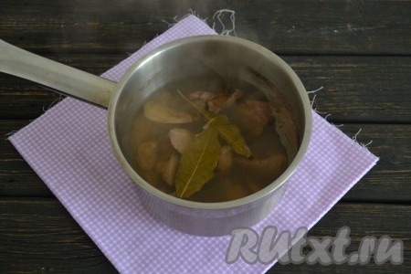 В воду с куриной печенью добавить половину чайной ложки соли, лавровые листья, поставить на огонь и после закипания варить печенку минут 15 на небольшом огне.
