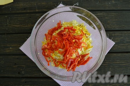 Сладкий перец, очищенный от плодоножки и семян, нарезать тонкой соломкой и выложить в салат к печени и яйцам.