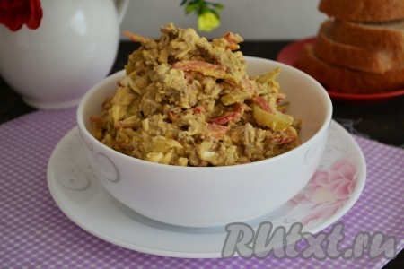 Вкусный, нежный, сытный салат из консервированных кабачков сразу же подать к столу.
