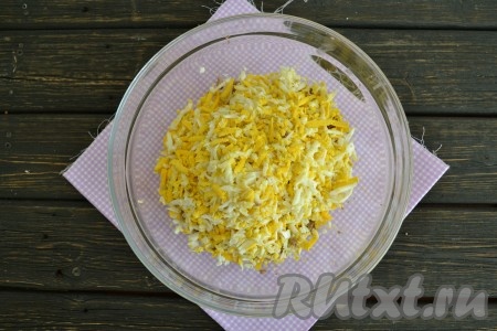 Яйца натереть на средней терке и выложить к натёртой куриной печени.
